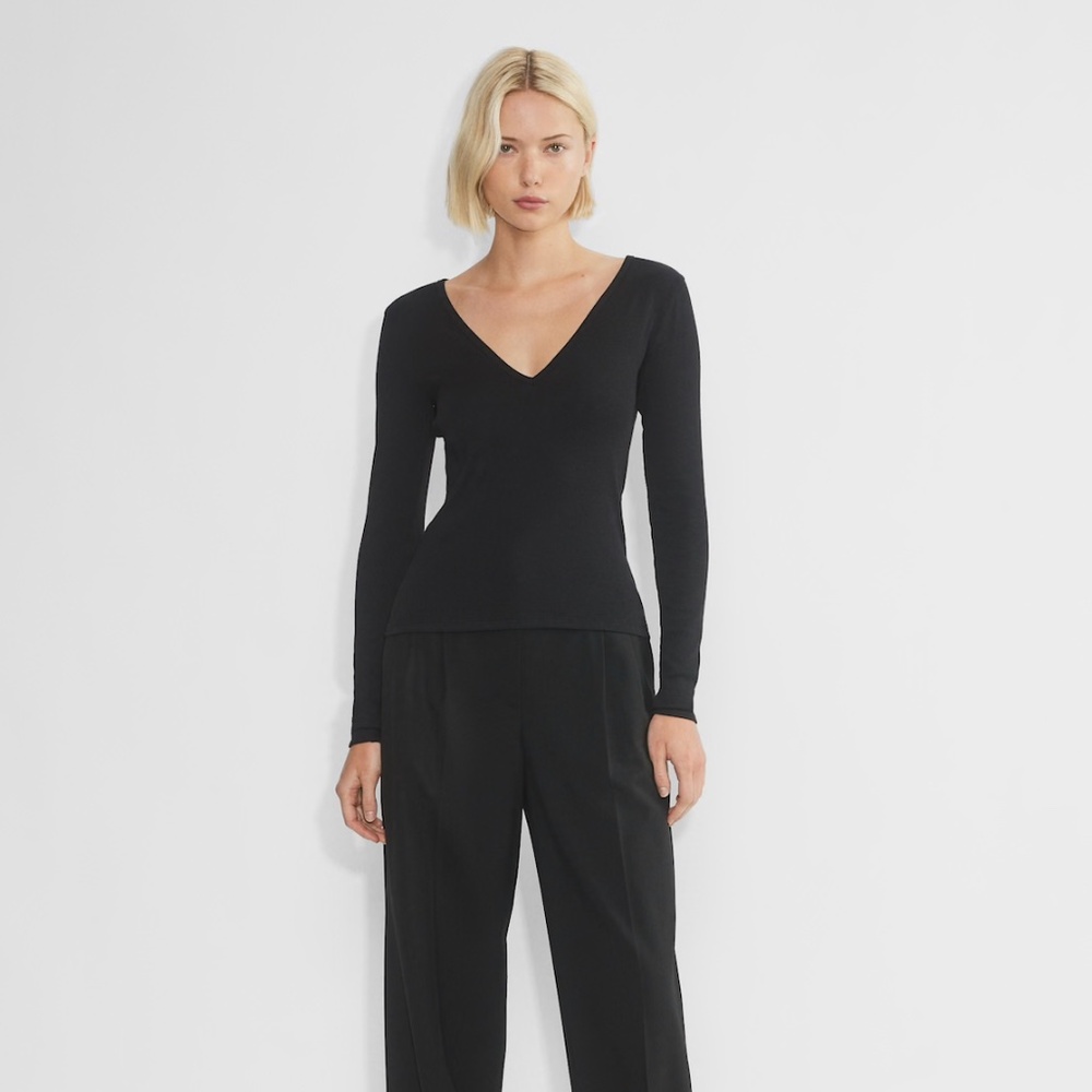 ISO Aritzia TNA HomeStretch V-Neck Longsleeve in Black NWT Size Large